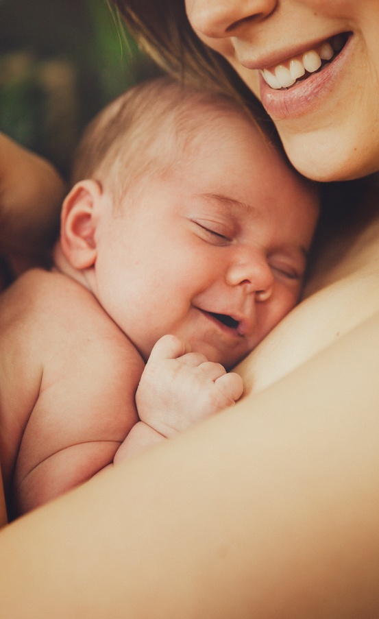 Da tiếp da với con khi bé bị sốt, mẹ sẽ thấy điều bất ngờ xảy ra - Làm cha mẹ