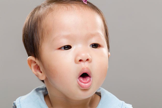 Trẻ 6 tháng có nhiều đờm trong cổ họng, uống kháng sinh không khỏi nên làm gì để tan đờm? | Vinmec
