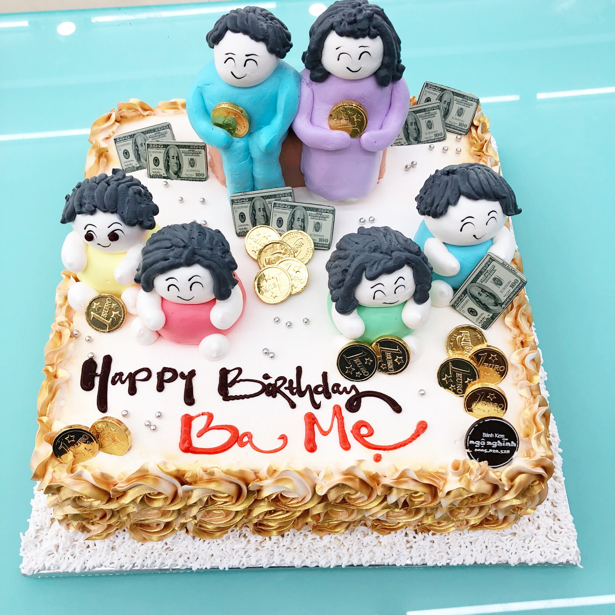 Bánh kem sinh nhật tạo hình ba mẹ và các con gắn đồng tiền và tiền đô đẹp mắt tặng ba mẹ | Bánh Kem Ngộ Nghĩnh