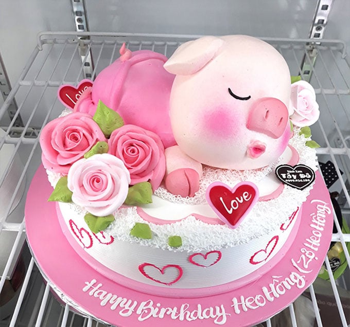 Một chiếc bánh kem hình lợn được tin rằng sẽ mang tới sự tiến bộ