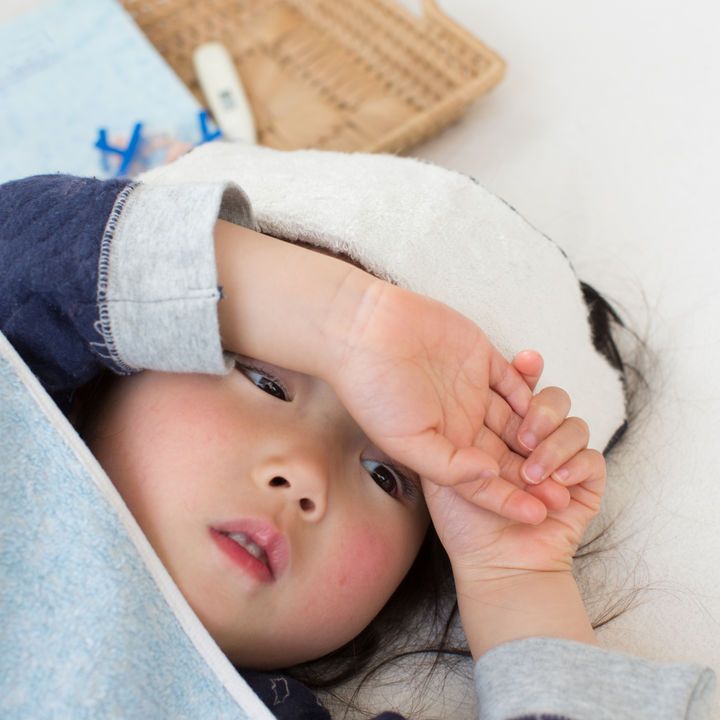 Làm gì khi trẻ bị sốt? 6 cách hạ sốt tại nhà đúng cách dịch Covid-19