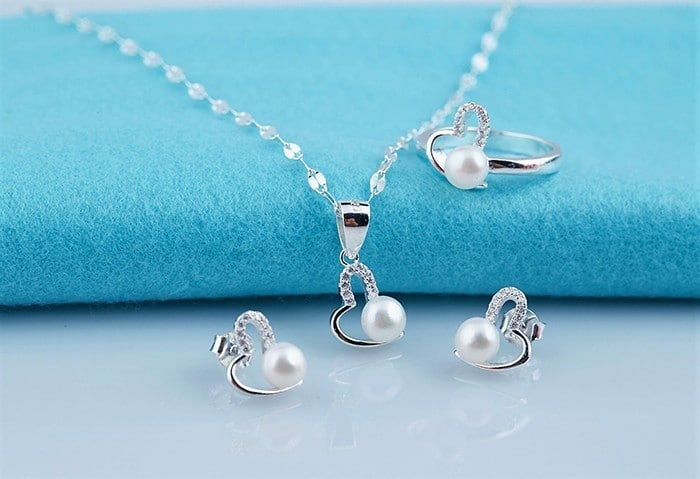 Chắc chắn rằng mẹ chồng sẽ rất hài lòng với món quà trang sức này
