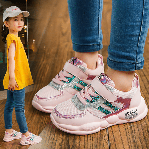 Một đôi giày sneaker đáng yêu